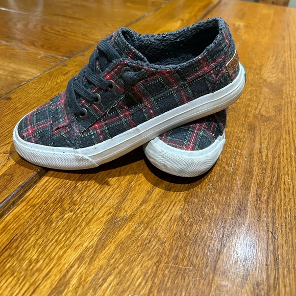 Blowfish plaid size 7 sneakers. Inside lining great for cooler weather - Picture 6 of 7